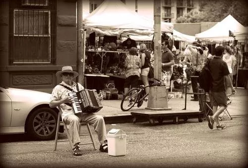 Typischer New Yorker Sonntagsflohmarkt. Ein Parkplatz wird oft genutzt.